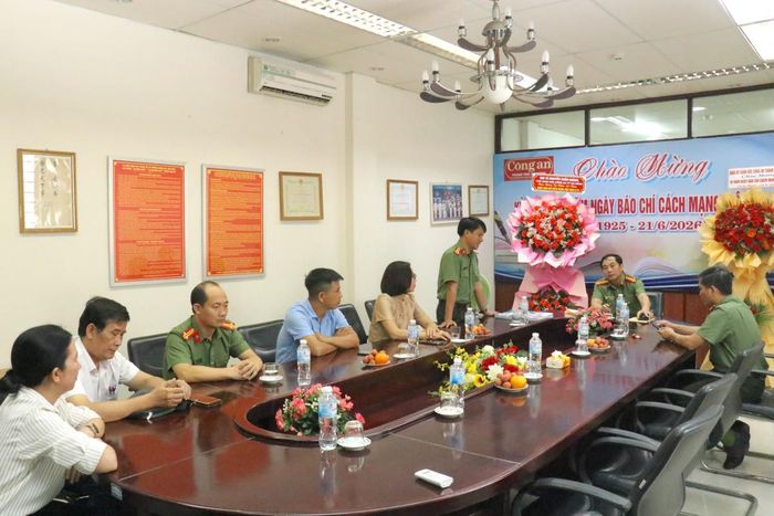 Thượng tá Nguyễn Quang Sang- Trưởng ban Ban Chuyên đề Công an TP Đà Nẵng cảm ơn sự quan tâm, động viên của Đảng ủy, Giám đốc Công an thành phố và cá nhân Đại tá Nguyễn Xuân Hoàng đối với tập thể cán bộ, phóng viên, biên tập viên Ban Chuyên đề Công an TP Đà Nẵng