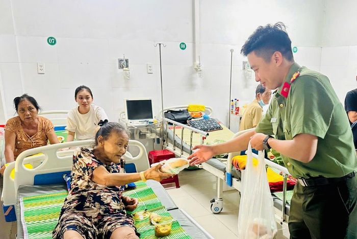 Hơn 300 suất ăn đã được trao tặng.