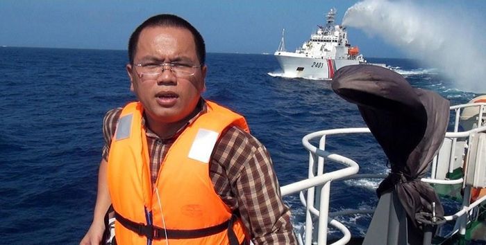 Tác giả trong chuyến tác nghiệp tại vùng biển Hoàng Sa của Tổ quốc.