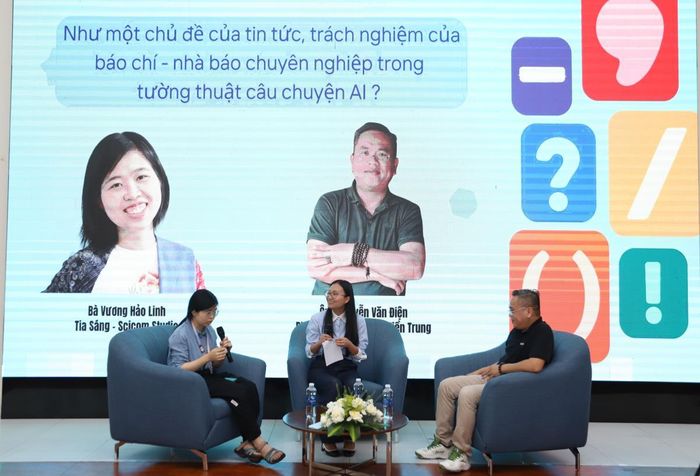 Tác giả (ngoài cùng bên phải) trong một hội thảo chuyên đề nghề báo.