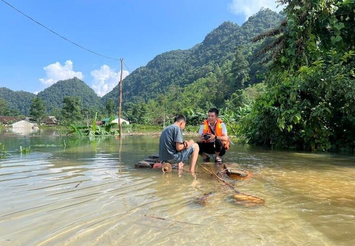 Nhà báo tác nghiệp trong hiểm nguy rình rập.