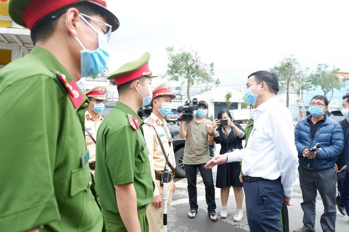 Trong đại dịch COVID-19, những người làm báo Đà Nẵng luôn đồng hành cùng lực lượng ở tuyến đầu chống dịch để kịp thời ghi lại những hình ảnh, câu chuyện xúc động...
