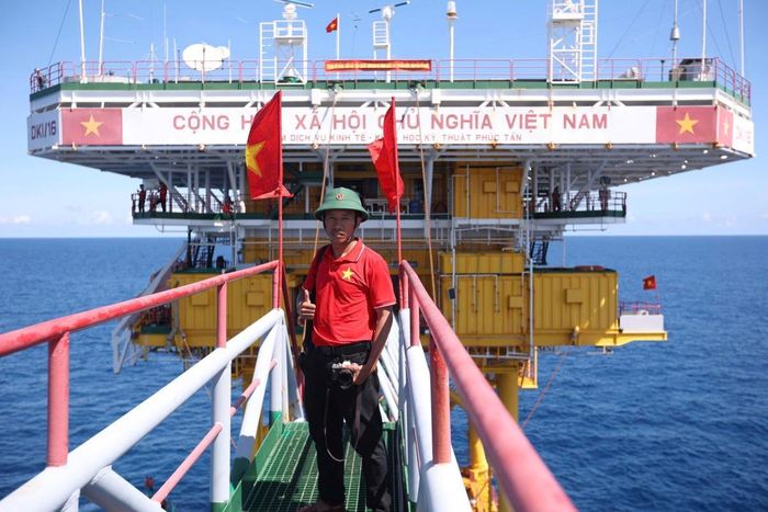 Tác giả trên nhà dàn DK1 phía nam thềm lục địa.