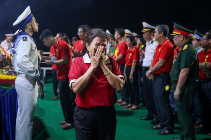Nghẹn ngào lễ tưởng niệm các anh hùng liệt sĩ hy sinh ở vùng biển Cô Lin - Len Đao - Gạc Ma.