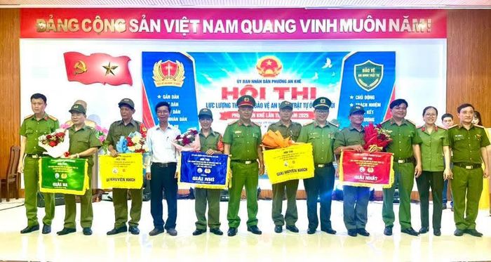 Ban Tổ chức trao giải cho các đội đoạt giải.