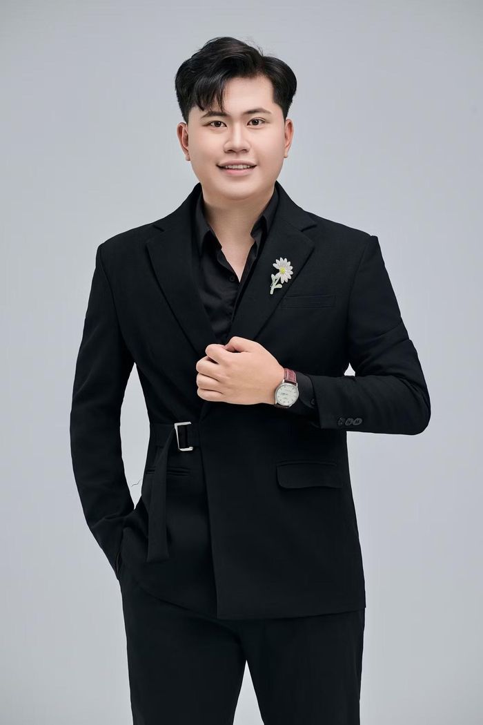 Hoàng Trường Giang (năm cuối, khoa Thanh nhạc, Học viện Âm nhạc Quốc gia Việt Nam).
