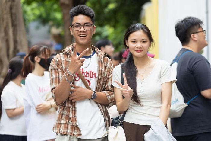 Khoảng cách địa lý cũng không làm giảm đi sức nóng của sự kiện. Hai bạn trẻ Văn Hiệu và Kiều Anh đã rủ nhau thức dậy từ sáu giờ sáng, di chuyển từ huyện Gia Lâm đến trụ sở báo Tiền Phong để kịp xếp hàng. Tự nhận là fan cứng của Quang Hùng MasterD, Kiều Anh vô cùng háo hức mong chờ đến sự kiện. Bạn Kiều Anh nói: “Hai đứa mình cực kỳ vui vì đã cùng nhận được vé ở chung một khu vực. Chắc chắn Quang Hùng MasterD sẽ mang đến những tiết mục bùng nổ sau thời gian dài chưa trở lại diễn tại Hà Nội”.