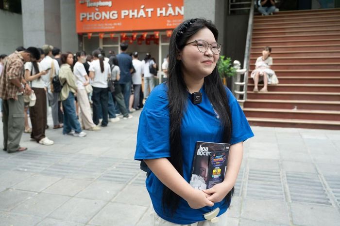 Hòa chung không khí náo nức, bạn Phương Anh (Hà Nội) cũng đã sớm có mặt để săn vé. Là một khán giả trung thành của nam ca sĩ buitruonglinh, Phương Anh cho biết bản thân đang đếm ngược từng ngày để được hòa mình vào không gian âm nhạc của chương trình. Bạn Phương Anh hào hứng nói: “Mình thấy rất hạnh phúc khi nhận được vé và đang cực kỳ mong chờ loạt ca khúc mang đậm chất thanh xuân của ca sĩ buitruonglinh trên sân khấu lớn”.