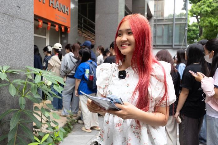 Là một trong những người đầu tiên sở hữu tấm vé vật lý trên tay, bạn Thùy Trâm (sinh viên Trường Đại học Văn hóa Hà Nội) không giấu được sự háo hức. Trâm chia sẻ, đây là lần thứ hai mình tham dự một concert tầm cỡ quốc gia. Bạn Thùy Trâm bày tỏ: “Mình cảm thấy rất thoải mái vì Ban tổ chức sắp xếp không gian nhận vé khoa học, trật tự. Mình đang rất mong chờ được thưởng thức màn trình diễn trực tiếp của ca sĩ Hòa Minzy tại đêm nhạc”.