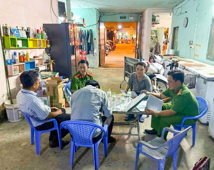 Công an xã Hưng Long đồng loạt kiểm tra cư trú, test nhanh ma túy tại các khu dân cư, nhà trọ trên địa bàn. ẢNH: MẠNH THẮNG