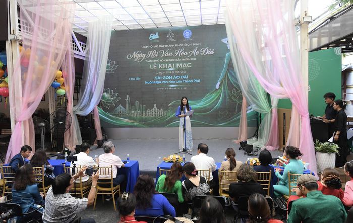  NTK Anna Hạnh Lê, Quyền Chủ tịch Hiệp hội Áo dài TPHCM phát biểu 