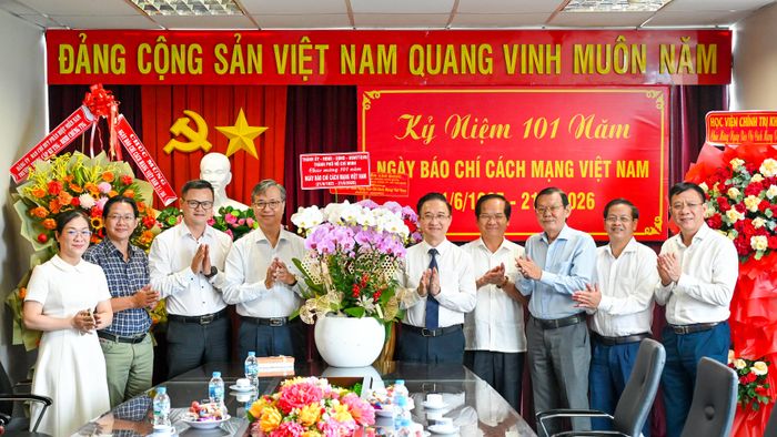Đồng chí Đặng Minh Thông thăm, chúc mừng và tặng hoa Cơ quan Thường trực miền Nam Tạp chí Cộng sản tại TPHCM