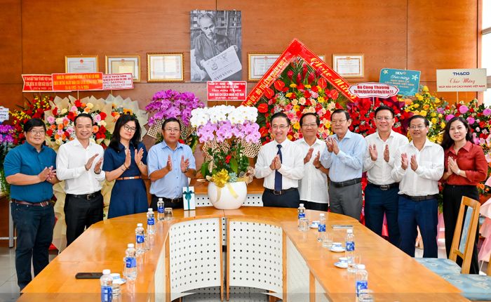 Đồng chí Đặng Minh Thông tặng hoa chúc mừng Cơ quan Thường trực Báo Nhân Dân tại TPHCM
