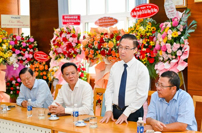Phó Bí thư Thành ủy TPHCM Đặng Minh Thông chúc mừng cán bộ, phóng viên, biên tập viên Cơ quan Thường trực Báo Nhân Dân tại TPHCM