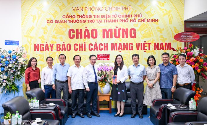 Đồng chí Đặng Minh Thông tặng hoa chúc mừng Văn phòng Đại diện phía Nam Báo điện tử Chính phủ