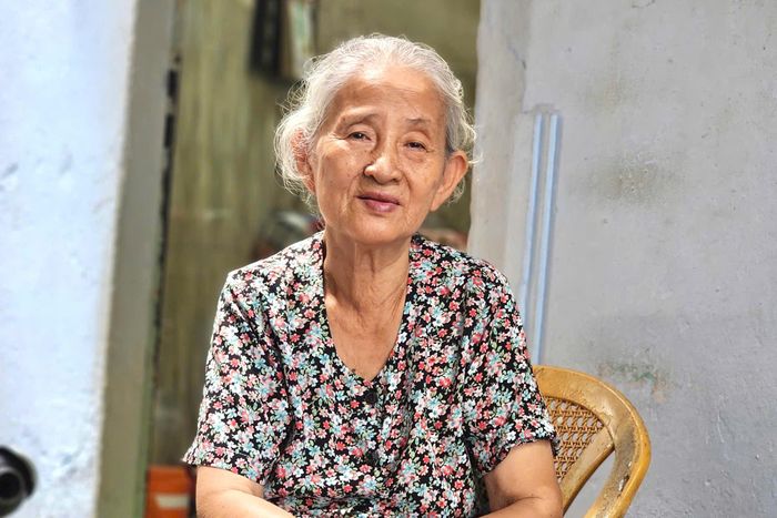 Bà Trần Thị Ngọc Ánh, năm nay đã hơn 70 tuổi, sống trong căn nhà nhỏ lâu năm