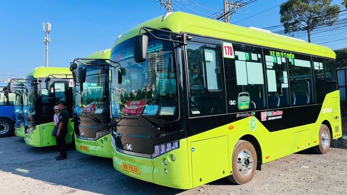  Xe buýt điện tại bến xe buýt Cộng Hòa, phường Tân Bình. Ảnh: QUỐC HÙNG 