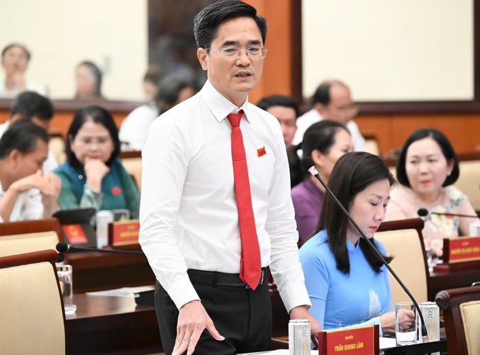  Giám đốc Sở Xây dựng TPHCM Trần Quang Lâm trao đổi lại với các ĐB. Ảnh: VIỆT DŨNG 