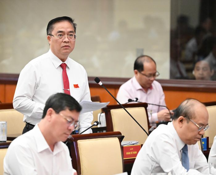  Giám đốc Sở Tài chính TPHCM Hoàng Vũ Thảnh trao đổi với ĐB tại kỳ họp. Ảnh: VIỆT DŨNG 