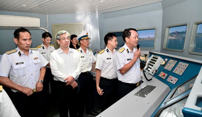  Đồng chí Nguyễn Phước Lộc cùng đoàn công tác đến Trung tâm mô phỏng tác chiến tại Học viện Hải quân. Ảnh: VĂN MINH 