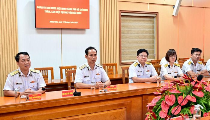  Lãnh đạo Học viện Hải quân tiếp đoàn công tác của lãnh đạo TPHCM. Ảnh: VĂN MINH 