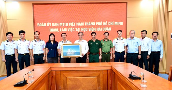  PGS-TS Ngô Thành Công, Giám đốc Học viện Hải quân trao tặng bức tranh lưu niệm cho đoàn công tác. Ảnh: VĂN MINH 