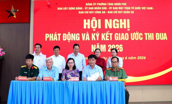 Ban Xây dựng Đảng ủy phường, UBND, Ủy ban MTTQ phường, BCH Công an và BCH Quân sự phường ký kết giao ước thi đua 