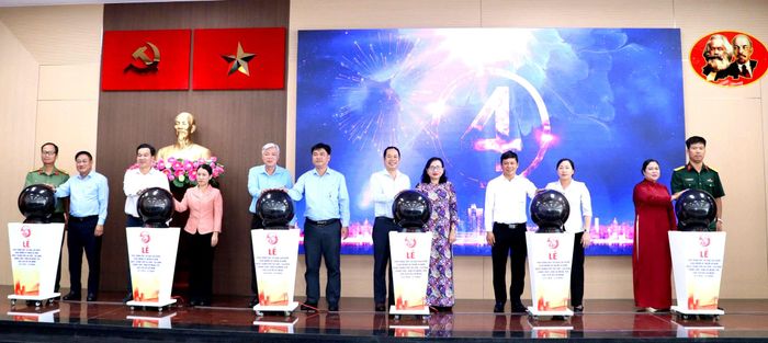  Lãnh đạo phường Tăng Nhơn Phú thực hiện nghi thức phát động đợt thi đua cao điểm 