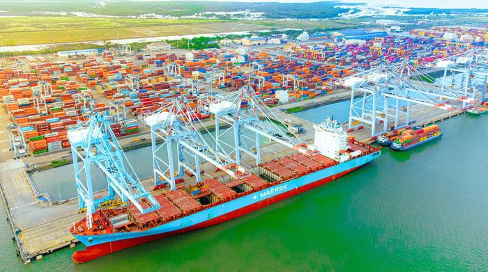  Với năng suất khai thác trung bình khoảng 120 container/giờ, CMIT đã hoàn thành xếp dỡ gần 1.400 TEU container hàng và container rỗng trong hơn 9 giờ làm hàng 
