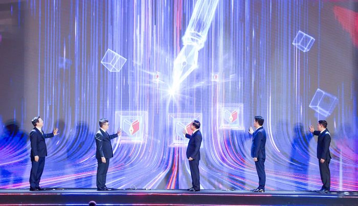 Các đồng chí lãnh đạo Ban Tuyên giáo và Dân vận Trung ương, Hội Nhà báo Việt Nam, lãnh đạo TP Hải Phòng thực hiện nghi thức khai mạc Hội báo toàn quốc 2026. Ảnh: ĐỖ TRUNG