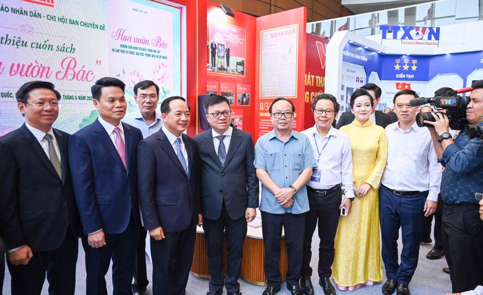 Các đại biểu chụp ảnh lưu niệm tại các gian trưng bày trong Hội báo toàn quốc 2026. Ảnh: ĐỖ TRUNG