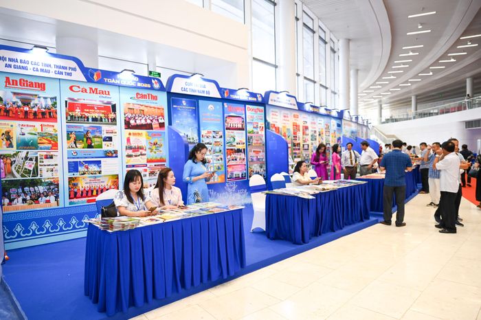 Các gian trưng bày báo chí phía Nam tại Hội Báo toàn quốc 2026. Ảnh: ĐỖ TRUNG