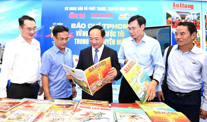 Đồng chí Trịnh Văn Quyết thăm gian trưng bày của Hội Nhà báo TPHCM. Ảnh: ĐỖ TRUNG