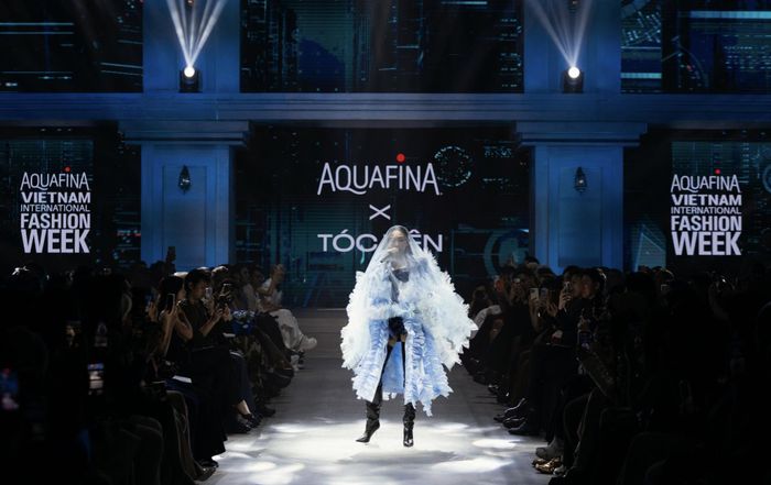  Ca sĩ Tóc Tiên trình diễn vedette trong show diễn của Môi Điên 