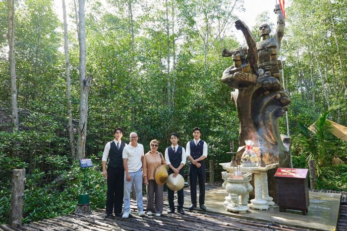 Đạo diễn Vũ Ngọc Đãng, biên kịch Châu Thổ và các diễn viên thăm khu di tích chiến khu rừng Sác. Ảnh: ĐPCC