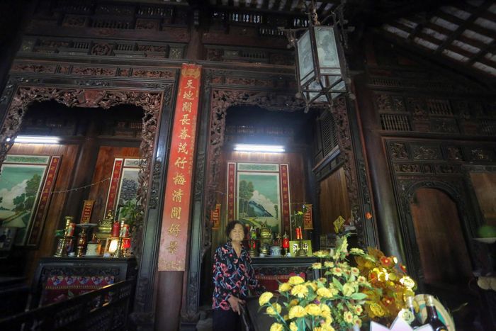  Hiện nay, Nhà Trăm cột do bà Trần Thị Ngõ ,cháu của ông Trần Văn Hoa - người xây dựng ngôi nhà, sở hữu, chăm nom 