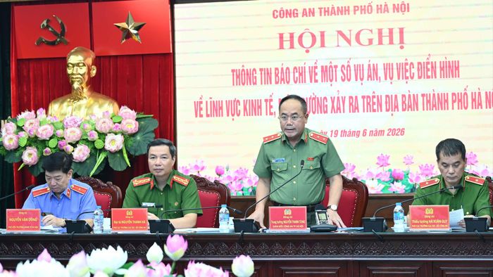 Trung tướng Nguyễn Thanh Tùng, Giám đốc Công an TP Hà Nội, chủ trì hội nghị. Ảnh: ĐỖ TRUNG