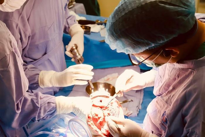 Thay khớp cho bệnh nhi - Ảnh BVCC