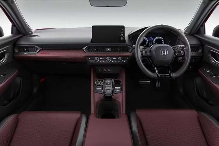 Ghế trước của Prelude Limited Edition là cấu hình Combination Seat với vật liệu da thật kết hợp chất liệu Prime Smooth. Logo PRELUDE thêu trên tựa lưng ghế cũng được hoàn thiện cùng tông màu Bordeaux nhằm tăng tính nhận diện cho phiên bản giới hạn.
