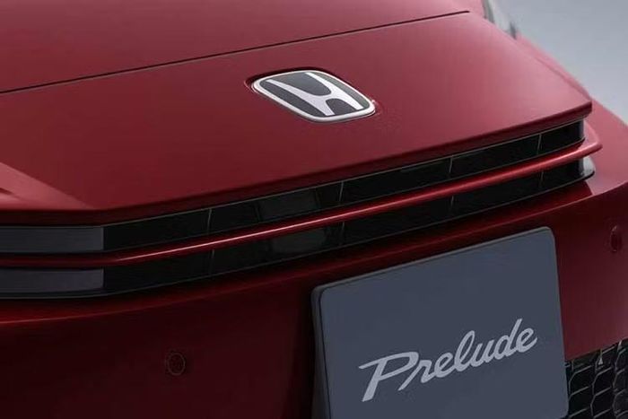 Về cơ bản, Prelude 2027 Limited Edition vẫn giữ nguyên nền tảng của bản tiêu chuẩn nhưng được bổ sung nhiều chi tiết thiết kế riêng nhằm tạo dấu ấn khác biệt, tập trung nhiều hơn vào sự sang trọng và tinh tế thay vì nhấn mạnh chất thể thao.