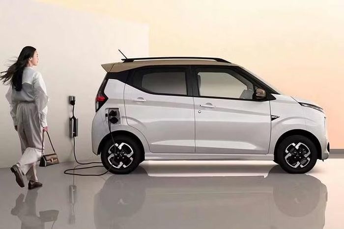 Bước sang phiên bản mới, mẫu xe kei car thuần điện nhà Mitsubishi sở hữu phần đầu xe được thiết kế lại. Trong đó, lưới tản nhiệt Dynamic Shield đặc trưng trên phiên bản cũ đã bị loại bỏ, thay thế bằng cản trước thiết kế mới với nhiều chi tiết sơn cùng màu thân xe hơn.