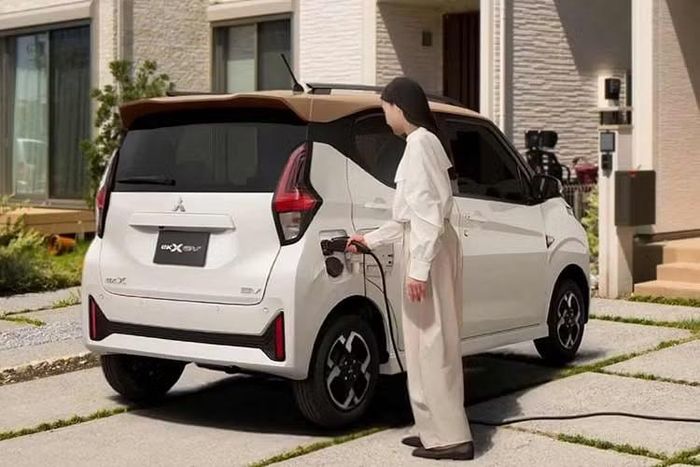 Mitsubishi vẫn giữ cụm đèn pha tách tầng nhưng kết hợp với một dải đèn mảnh phát sáng tại vị trí trước đây thuộc về lưới tản nhiệt. Bên dưới là các khe hút gió nhỏ hơn. Thiết kế mới mang lại diện mạo gọn gàng và thân thiện hơn cho mẫu xe kei car thuần điện này.