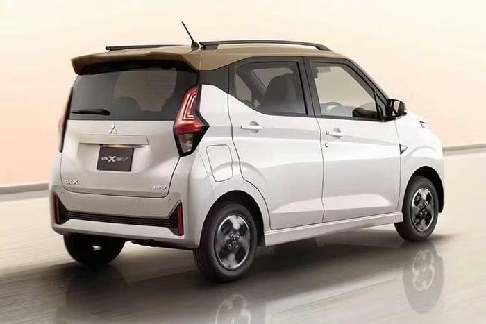 Ngoài Nissan Sakura EV dùng chung nhiều nền tảng kỹ thuật, đối thủ chính của Mitsubishi eK Cross EV là Honda N-One e:. Bên cạnh đó, BYD Racco sắp ra mắt thị trường Nhật Bản cũng được xem là một mối đe dọa đáng kể.