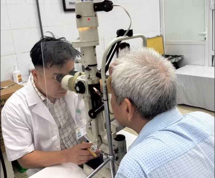 Bác sĩ kiểm tra lại mắt cho bệnh nhân sau phẫu thuật - Ảnh BVCC