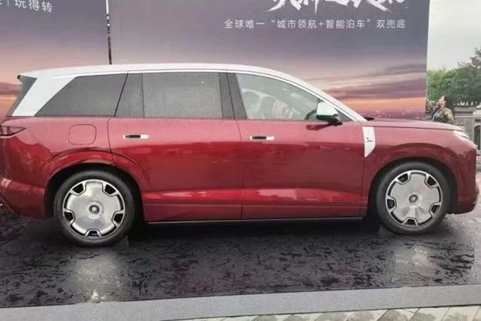 Đợt mở bán chính thức diễn ra sau chương trình nhận đặt cọc được triển khai từ Triển lãm Ô tô Bắc Kinh 2026. Cạnh tranh trong phân khúc xe gia đình cỡ lớn cao cấp, BYD Datang sử dụng kiến trúc điện áp cao 1.000V kết hợp bộ pin lithium-sắt-photphat (LFP) do BYD tự phát triển.