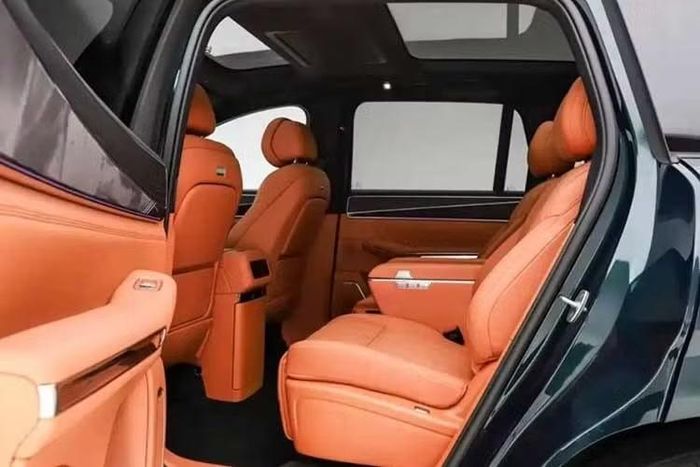 Khả năng vận hành của Datang được hỗ trợ bởi hệ thống treo thông minh DiSus-A do BYD phát triển. Hệ thống này sử dụng treo khí nén hai buồng với biên độ điều chỉnh chiều cao lên tới 100 mm. Ngoài ra, xe còn được trang bị cảm biến dự đoán mặt đường, cho phép điều chỉnh lực giảm chấn chủ động dựa trên điều kiện mặt đường phía trước.