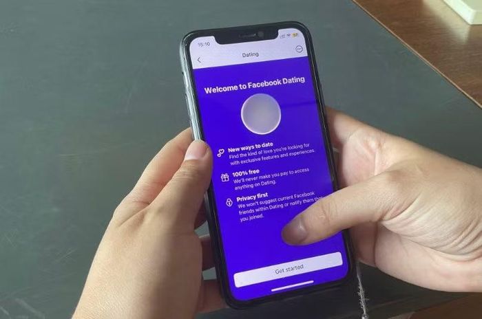 Theo báo cáo thị trường năm 2026 của SegmentOS, hội chứng “kiệt sức vì hẹn hò” (dating app burnout) đã đạt mức cao nhất trong vòng một thập kỷ, với 53,3% người độc thân cho biết họ đã từ bỏ hoặc hạn chế sử dụng các ứng dụng hẹn hò trực tuyến do không còn cảm thấy hiệu quả như kỳ vọng ban đầu.