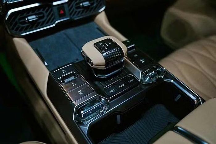 Chery Stockman sẽ chính thức xuất hiện tại thị trường Úc vào quý IV/2026 với tư cách mẫu xe bán tải hybrid sạc điện (PHEV) chạy bằng dầu diesel đầu tiên ở quốc gia này. Xe có cấu hình cabin kép, chiều dài 5.450 mm, sử dụng khung gầm hình thang và thiết kế đậm chất địa hình với cụm đèn LED tròn, các vòm bánh xe cơ bắp cùng nhiều chi tiết ốp nhựa bảo vệ.