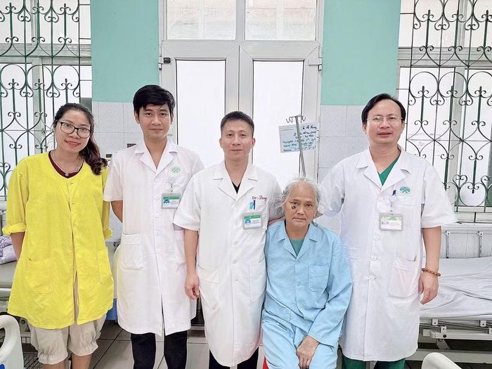 Các bác sĩ chúc mừng bệnh nhân qua giai đoạn nguy kịch - Ảnh BVCC