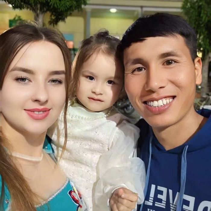 Vợ chồng chị Liza bên con gái. Ảnh: Vietnamnet.